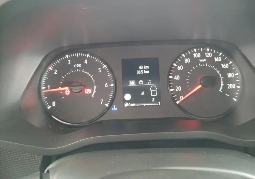 Tableau de bord du Nissan Primastar 2025 montrant compte-tours, vitesse et écran central avec informations de trajet.