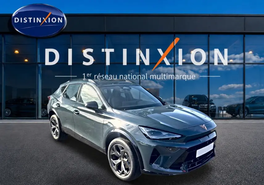 Vue 3/4 avant d'un CUPRA Formentor bleu fjord 2026, avec jantes 18 pouces et calandre distinctive noire.