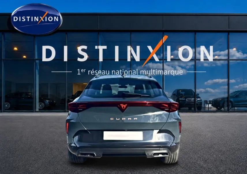 Vue arrière d'une CUPRA Formentor bleu fjord 2026 avec feux arrière LED et double sortie d'échappement.