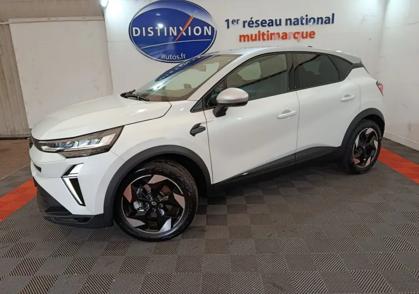 Vue côté gauche du Renault Captur blanc 2025 en version techno E-Tech full hybrid, avec jantes noires et détails modernes.