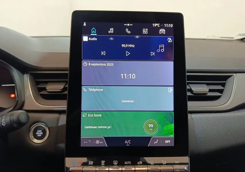 Vue rapprochée du tableau de bord central tactile du Renault Captur blanc 2025 avec écran multifonctions vertical.