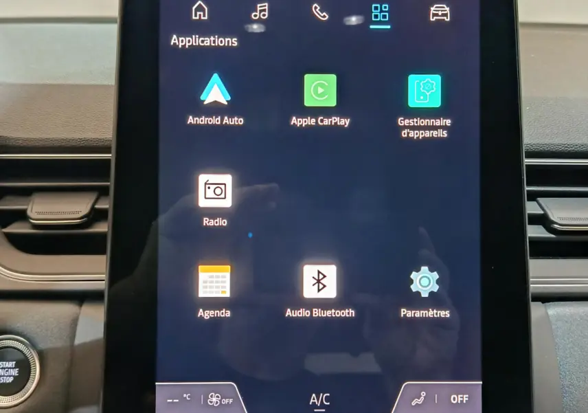 Écran tactile central affichant les applications Android Auto et Apple CarPlay dans l'habitacle du Renault Captur blanc.