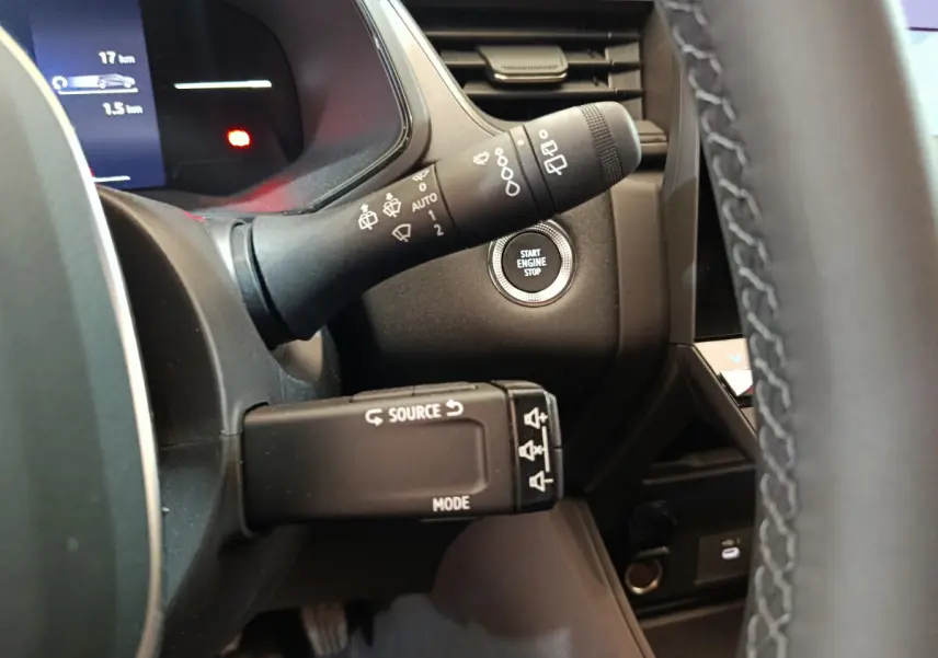 Détail intérieur du volant et commandes avec bouton start/stop du Renault Captur blanc techno E-Tech 2025.