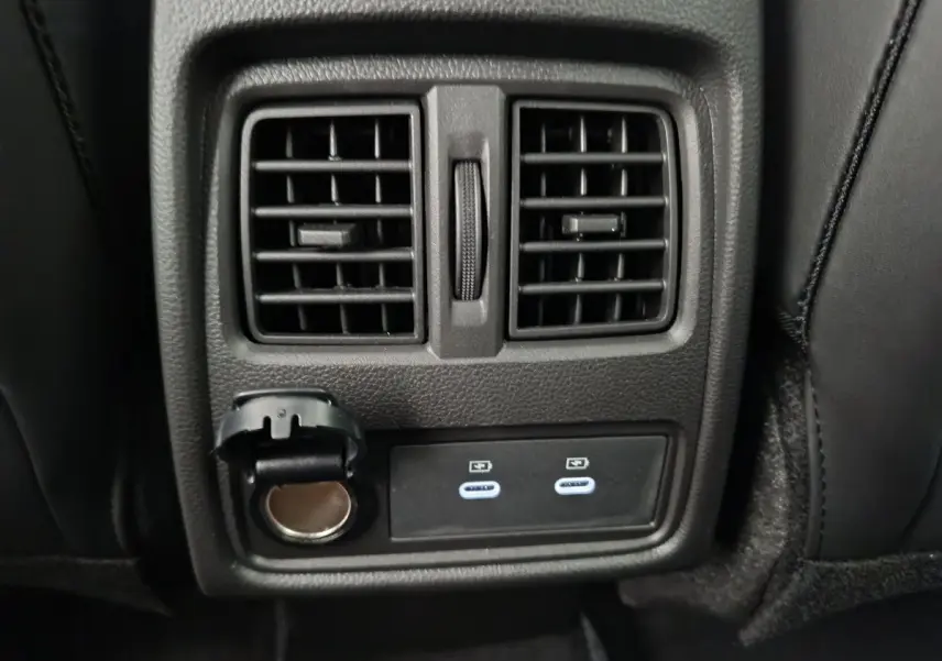 Prise USB et prise 12V sous les aérateurs arrière noirs du Renault Captur blanc, vue intérieure arrière centrale.