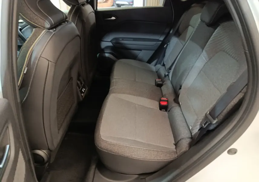 Vue intérieure côté droit des sièges arrière gris du Renault Captur blanc techno E-Tech full hybrid 145 2025.