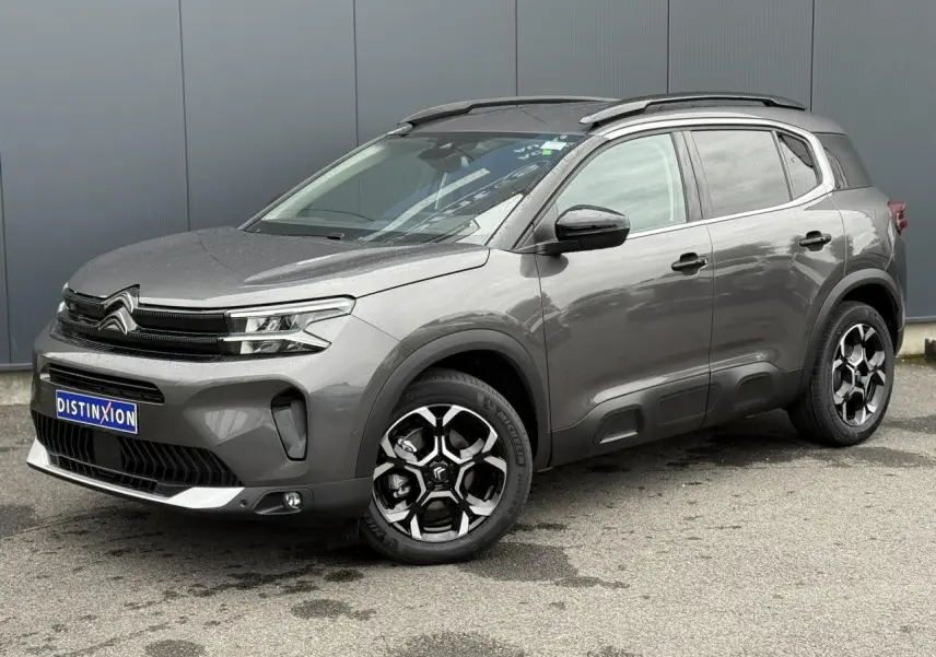 Citroën C5 Aircross gris Platinium en 3/4 avant droit, avec toit bi-ton noir et jantes alliage 18'' bi-ton.