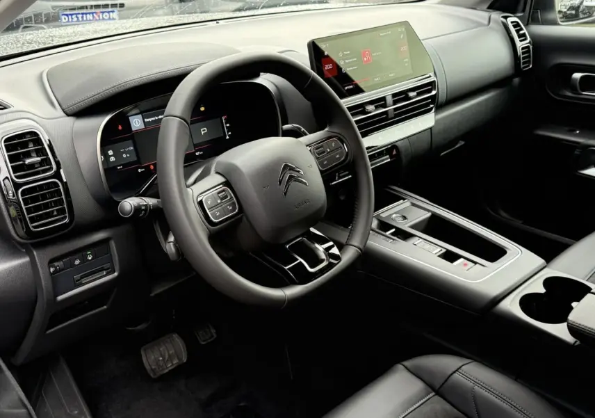 Vue intérieure côté conducteur du Citroën C5 Aircross 2025 avec tableau de bord numérique et écran tactile central.