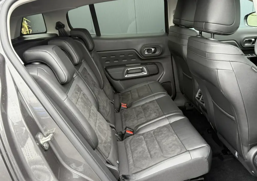 Vue côté gauche des sièges arrière gris Alcantara et cuir du Citroën C5 Aircross 2025 finition Urban Black.
