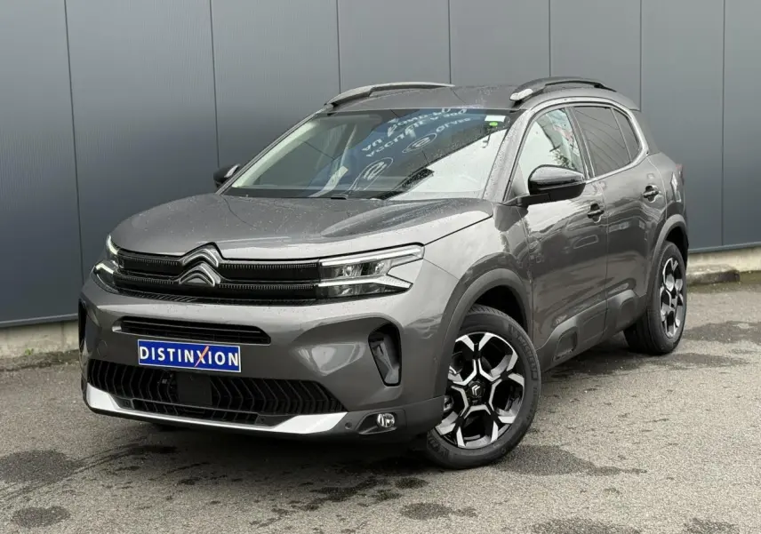 Citroën C5 Aircross gris Platinium en 3/4 avant droit avec jantes bi-ton et toit noir brillant.