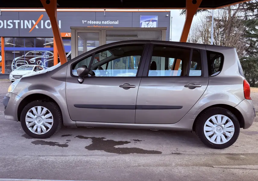 Renault Modus beige vue de profil côté gauche, compacte cinq portes avec jantes à enjoliveurs blancs.