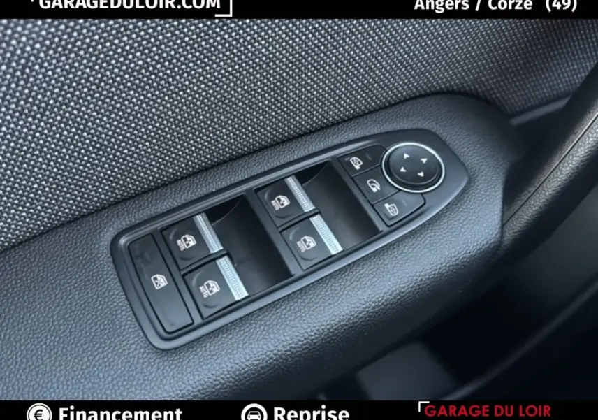Commande des vitres électriques sur la porte côté conducteur d’un Renault Captur gris foncé, version techno TCe 90 2025.