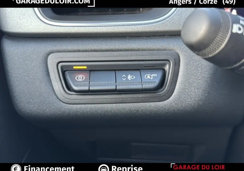 Gros plan sur les boutons de commande du tableau de bord du Renault Captur techno TCe 90 gris foncé, intérieur avant.