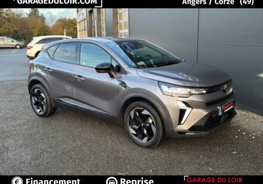 Renault Captur Techno TCe 90 gris foncé vu en 3/4 avant droit avec jantes noires distinctives, 2025.