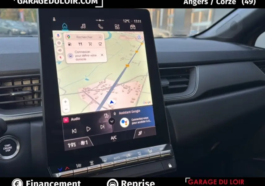 Vue intérieure du tableau de bord du Renault Captur 2025 techno TCe 90 avec écran tactile vertical et commandes climatisation.