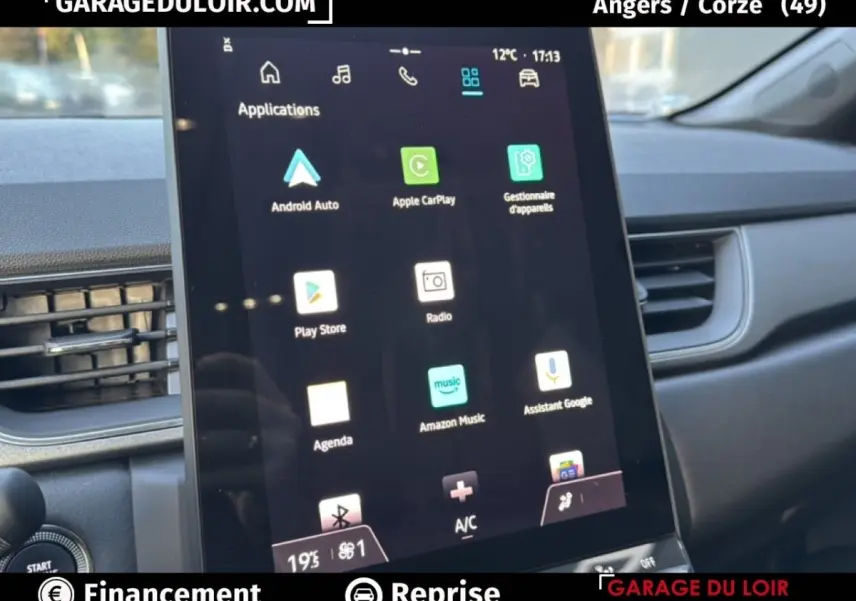 Écran tactile central du Renault Captur Techno TCe 90 2025 gris foncé, affichant les applications connectées.