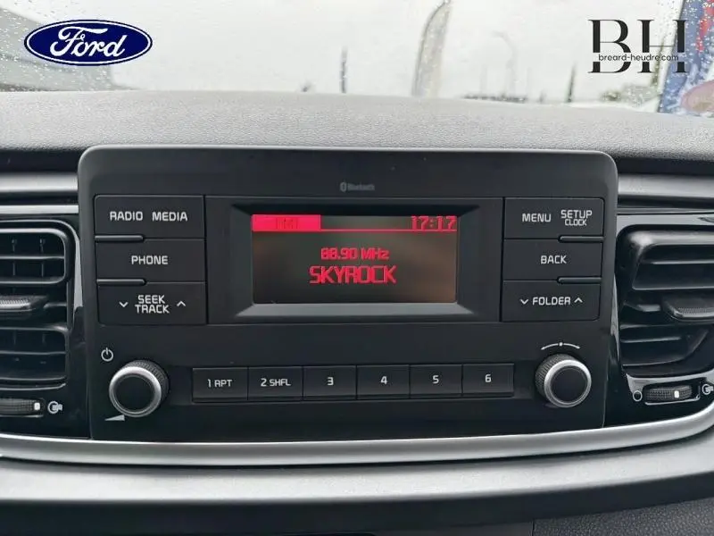 Tableau de bord de KIA RIO noir Ebène 2018, affichage radio Skyrock et commandes audio intégrées.