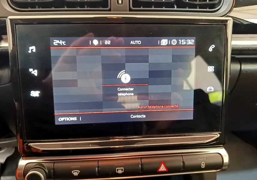 Écran tactile central de la Citroën C3 blanc 2021 affichant la connexion téléphone, vue intérieure rapprochée.