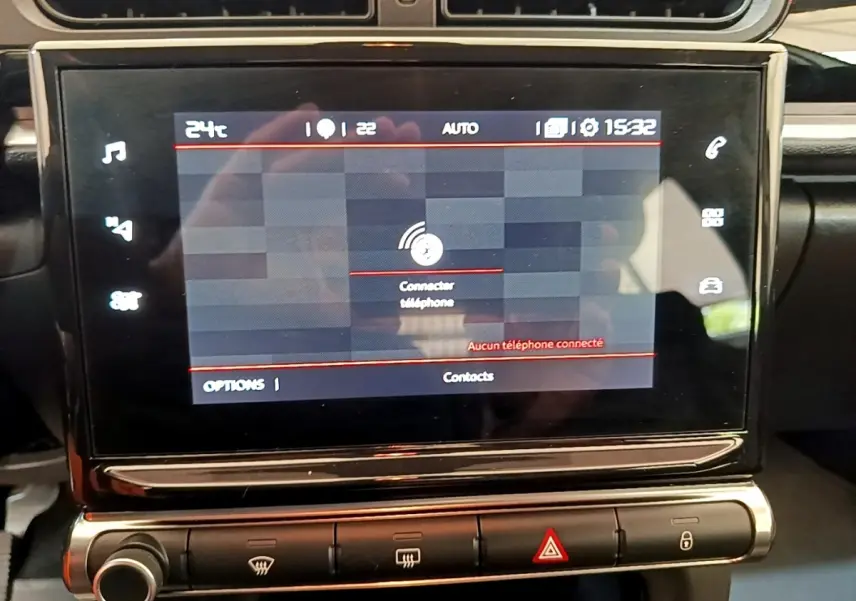 Écran tactile central de la Citroën C3 blanc 2021, affichant la connexion téléphone, vue rapprochée du tableau de bord.