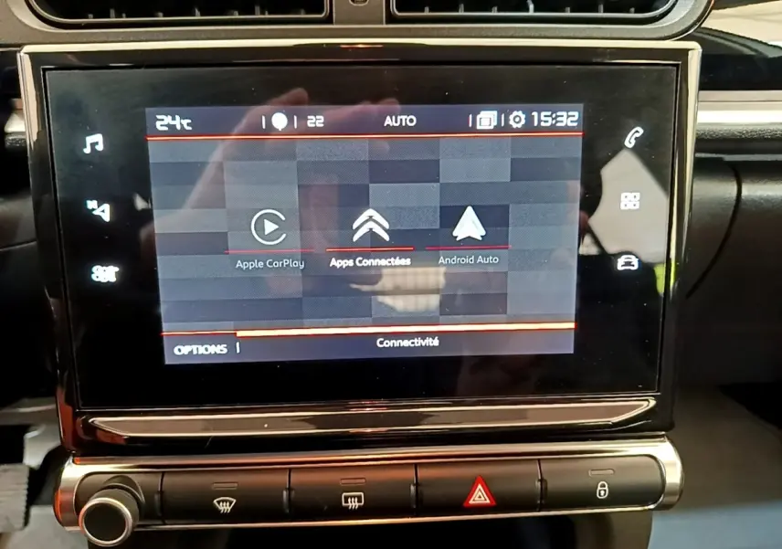 Vue rapprochée de l’écran tactile central noir de la Citroën C3 2021 affichant les options Apple CarPlay et Android Auto.