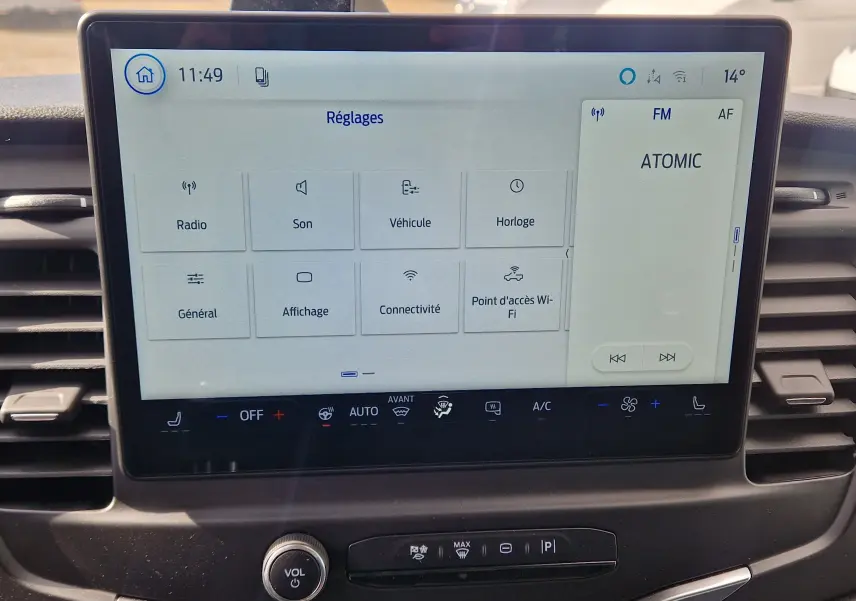 Écran tactile central du Ford Transit Châssis Cabine blanc, affichant le menu Réglages et la radio FM.