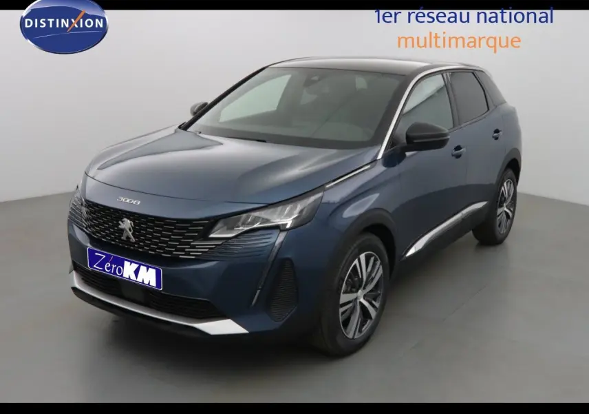 Peugeot 3008 bleu Célèbes métal en 3/4 avant droit, mettant en valeur sa calandre distinctive et ses jantes alliage.