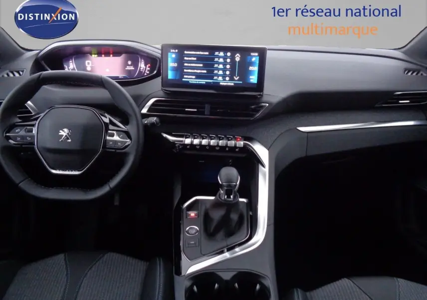 Vue intérieure du tableau de bord et volant Peugeot 3008 2023, avec écran tactile et commandes modernes.