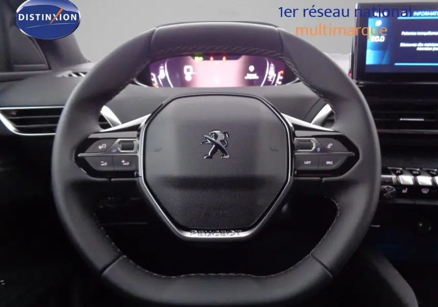 Volant cuir Peugeot 3008 2023 avec commandes intégrées, tableau de bord numérique et écran tactile visible en arrière-plan.