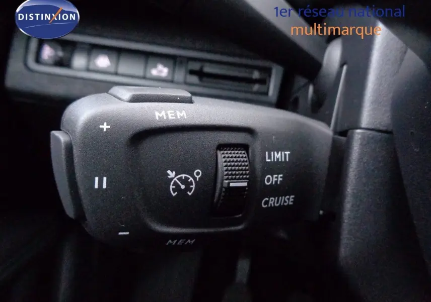 Gros plan sur la commande de régulateur de vitesse du Peugeot 3008 2023, intérieur noir, détails des boutons MEM et LIMIT.