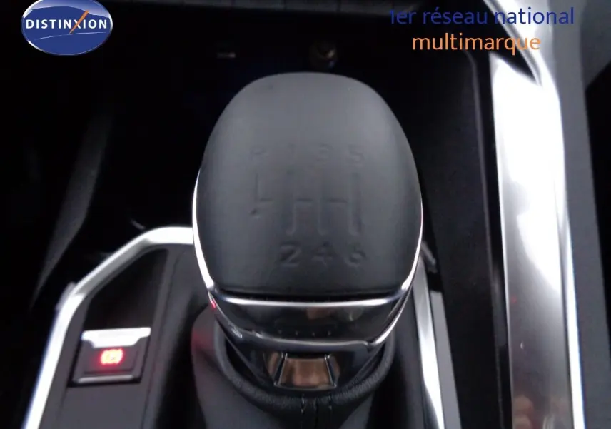 Le levier de vitesses manuel noir du Peugeot 3008 2023 en gros plan, entouré de finitions chromées.