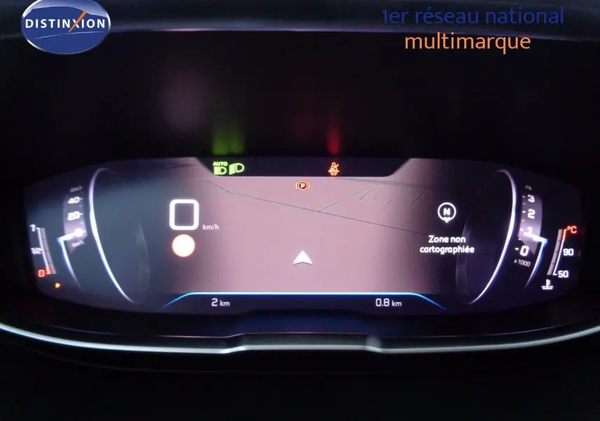 Tableau de bord numérique du Peugeot 3008 2023 affichant vitesse à 0 km/h et carte zone non cartographiée.