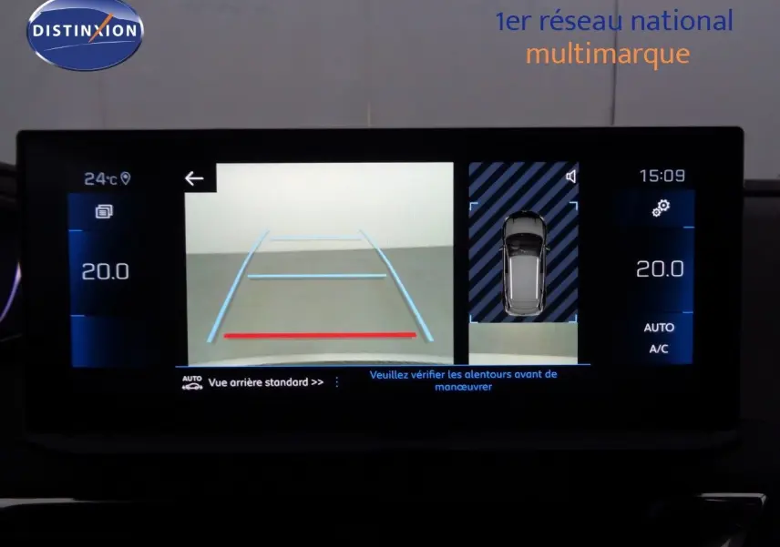 Écran multimédia du Peugeot 3008 2023 montrant la caméra de recul et l'affichage de la température intérieure.