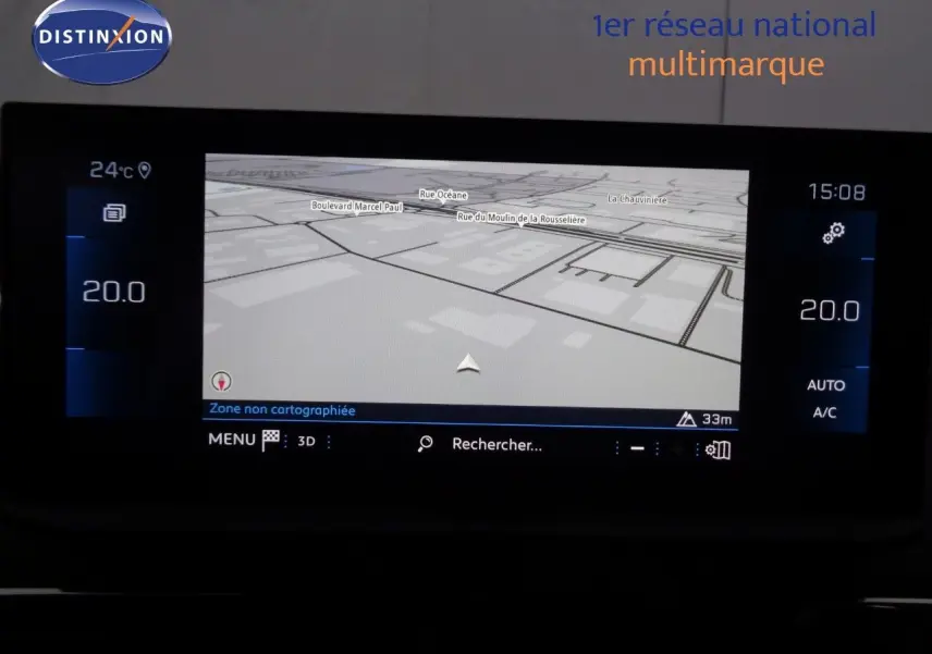 Écran tactile de navigation du Peugeot 3008 bleu Celebes Metal affichant une carte en 3D et la température intérieure à 20°C