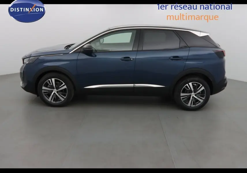Profil latéral droit d'un Peugeot 3008 bleu Célèbes métallisé 2023 avec jantes alliage et toit blanc contrasté.