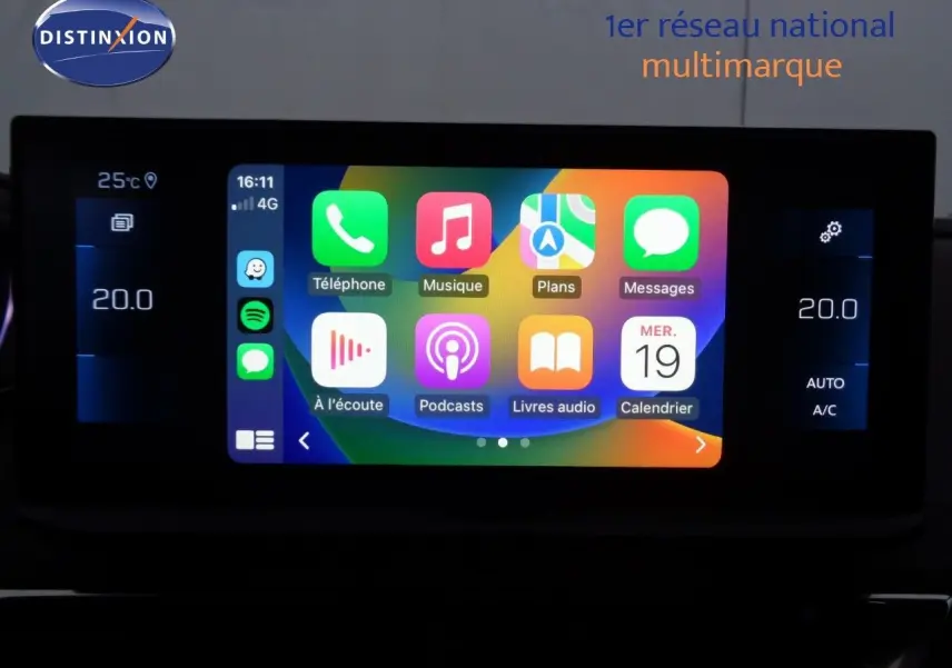 Écran tactile central du Peugeot 3008 bleu Célèbes Métal affichant les applications connectées en intérieur.