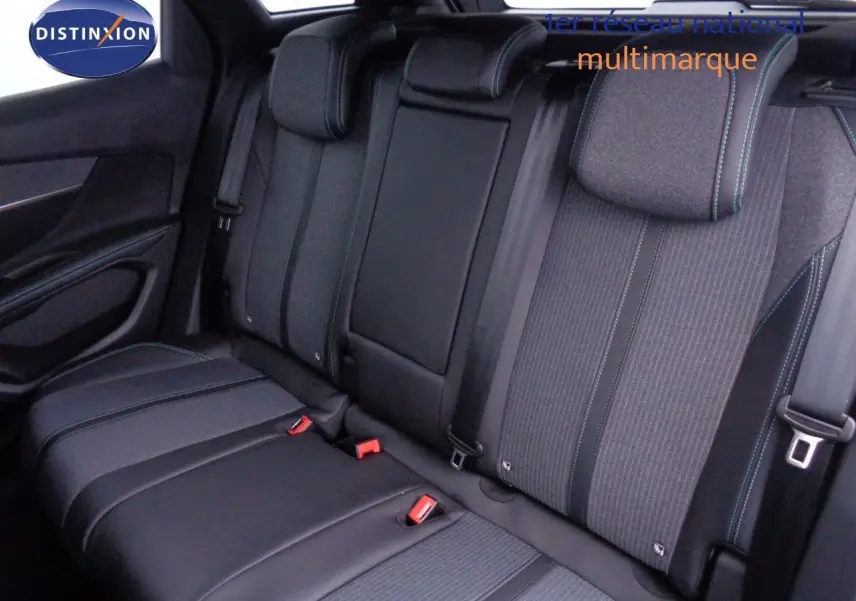 Vue intérieure des sièges arrière en tissu et cuir noir du Peugeot 3008 2023, avec surpiqûres bleues visibles.