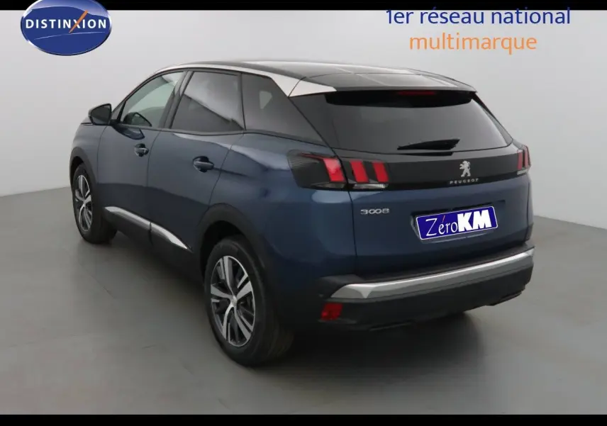 Vue 3/4 arrière droite d'un Peugeot 3008 bleu Célèbes métallisé avec vitres teintées dans un studio blanc.