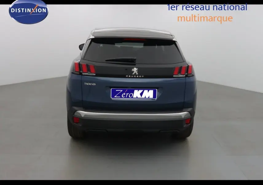 Vue arrière d'un Peugeot 3008 bleu Célèbes Métal 2023 avec feux arrière à griffes caractéristiques et plaque Zéro KM.
