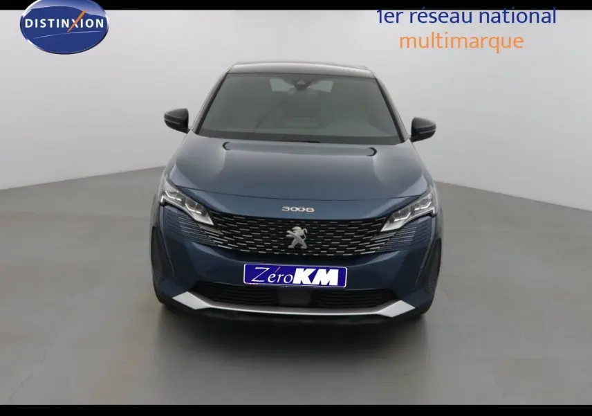 Vue frontale d'un Peugeot 3008 bleu Célèbes Métal 2023 avec calandre noire et logo lion central.