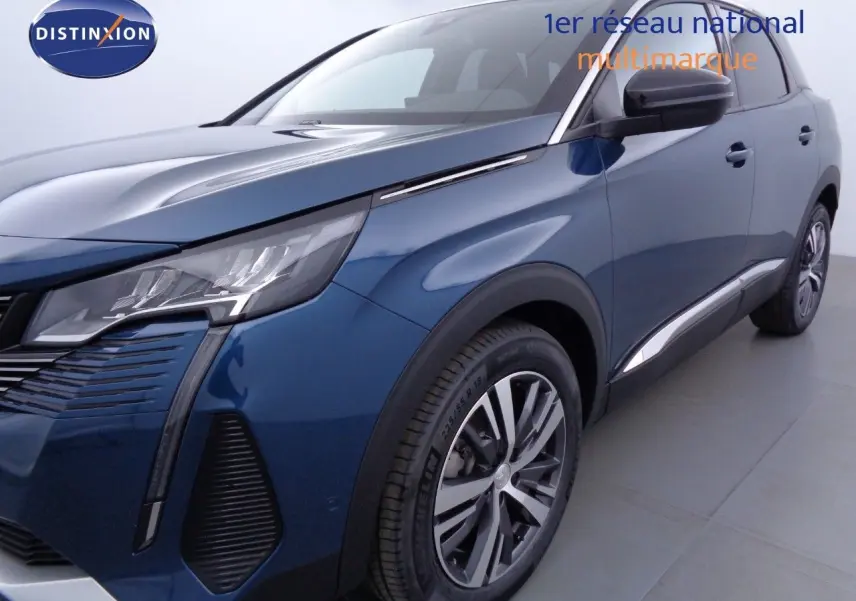 Peugeot 3008 bleu Célèbes métal en vue 3/4 avant droit, mettant en valeur ses phares LED et jantes alliage.