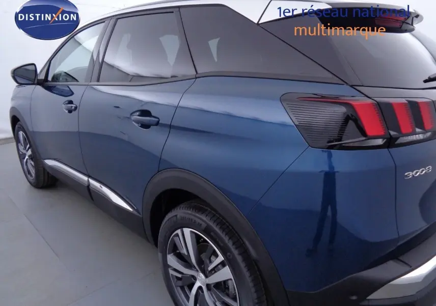 Vue 3/4 arrière droite d'un Peugeot 3008 bleu Célèbes Métal avec feux arrière à griffes distinctifs.
