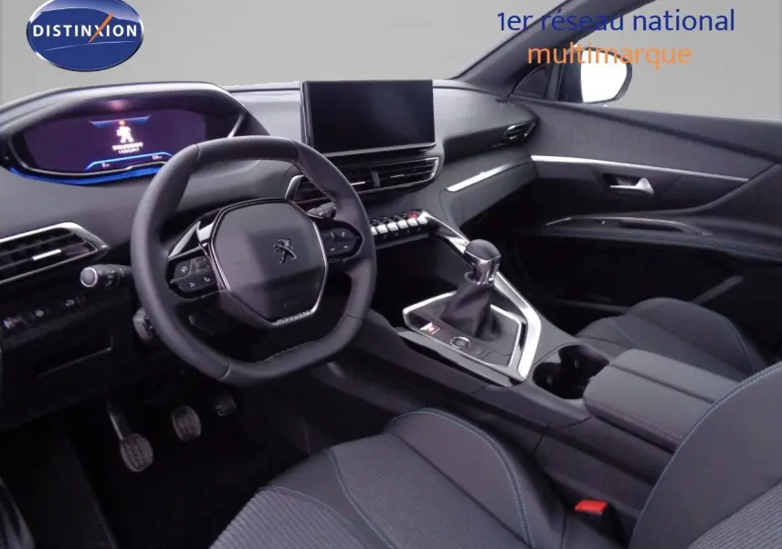 Vue intérieure côté conducteur du Peugeot 3008 2023, avec tableau de bord numérique et levier de vitesse manuel.