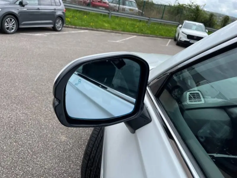 Rétroviseur extérieur côté gauche du Honda CR-V blanc platine nacré 2024, avec angle mort détecteur visible.