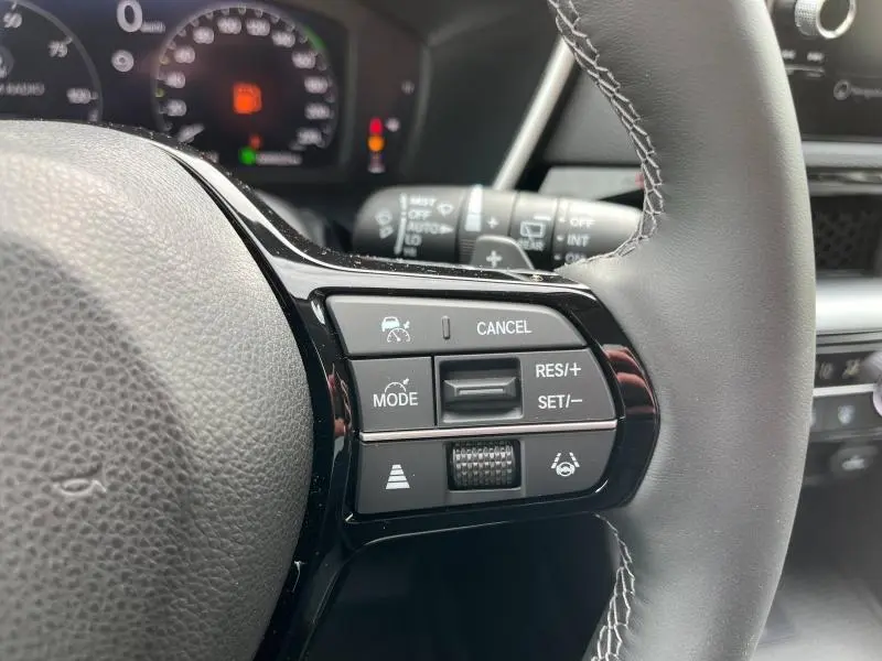 Gros plan sur les commandes multifonctions côté droit du volant cuir du Honda CR-V blanc nacré 2024.