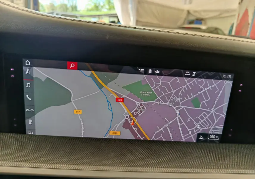 Écran tactile de navigation couleur 10,9 pouces du tableau de bord d'une Porsche 911 Carrera 4S Coupé gris foncé.