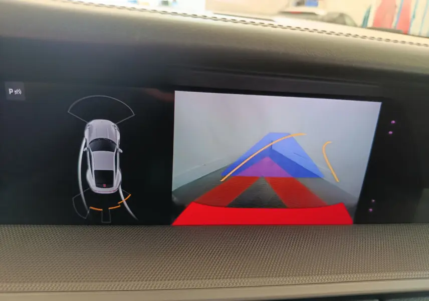 Affichage intérieur de la caméra de recul et capteurs de stationnement sur Porsche 911 Carrera 4S Coupé gris foncé.