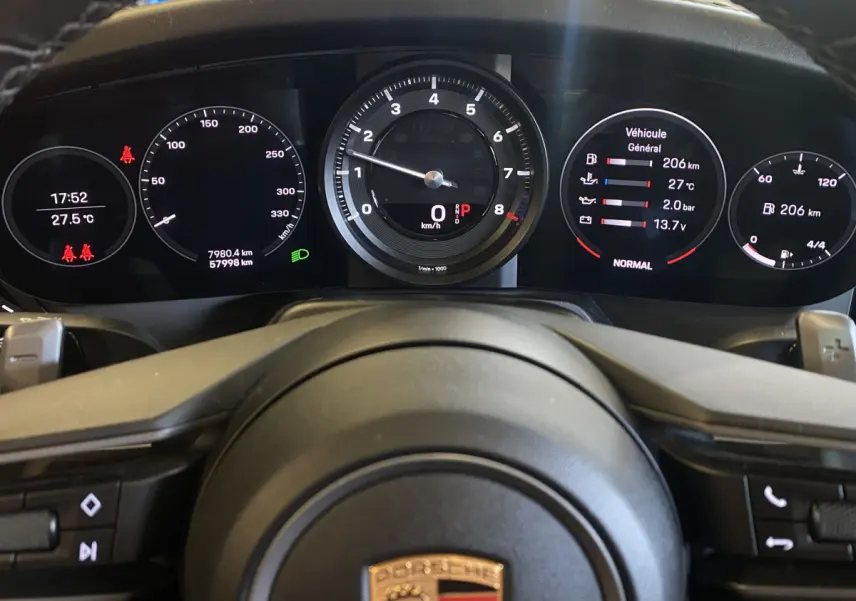 Tableau de bord numérique de la Porsche 911 Carrera 4S 2019, affichant la température et le compteur kilométrique.