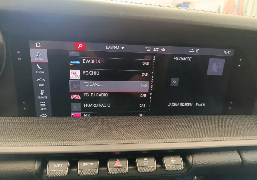 Écran tactile central de la Porsche 911 Carrera 4S 2019 affichant les stations radio DAB dans un intérieur noir.