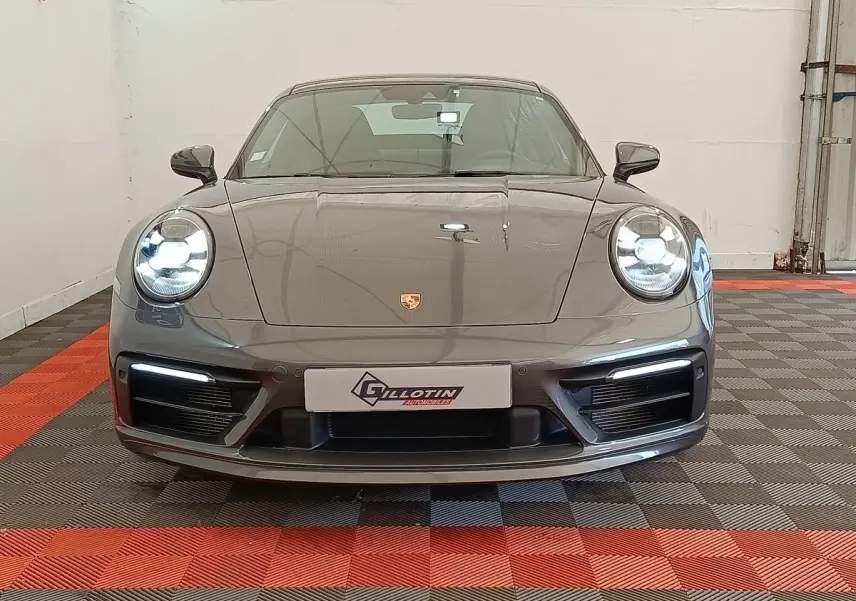 Vue frontale d'une Porsche 911 Carrera 4S Coupé gris foncé avec phares LED allumés et plaque d'immatriculation Gilotin.