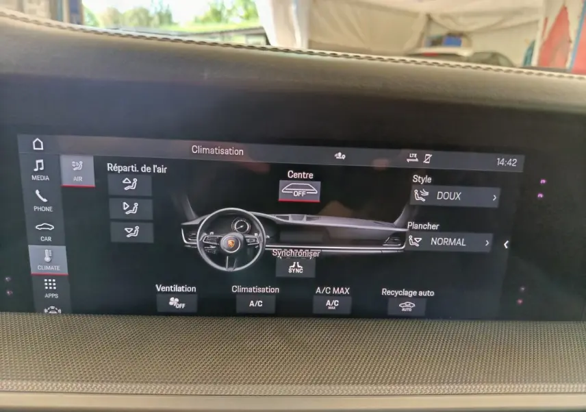 Écran tactile du tableau de bord de la Porsche 911 Carrera 4S Coupé 2019 montrant les réglages de climatisation.