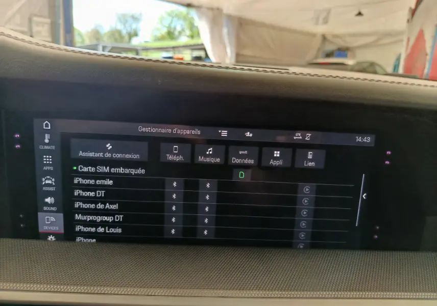 Écran tactile central affichant le gestionnaire d'appareils dans l'habitacle de la Porsche 911 gris foncé.